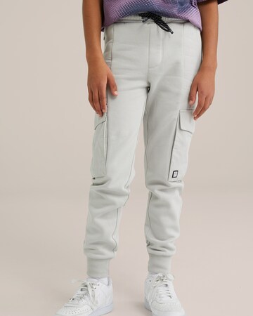 WE Fashion Regular Trousers in White: front