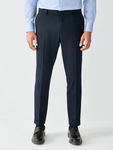 Coupe slim Pantalon à plis Next en bleu : devant