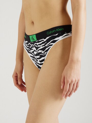 Calvin Klein Underwear - Tanga en negro: frente