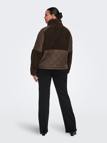 ONLY Carmakoma - Chaqueta polar 'CAROhio' en marrón