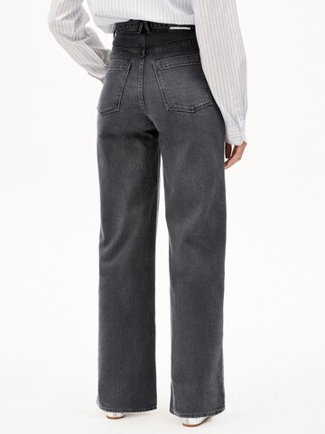 ARMEDANGELS Wide leg Jeans 'ENIJAA' in Grijs: voorkant