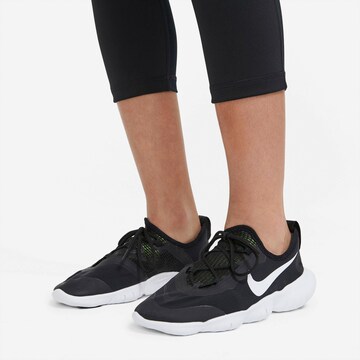 Skinny Pantaloni sportivi di NIKE in nero