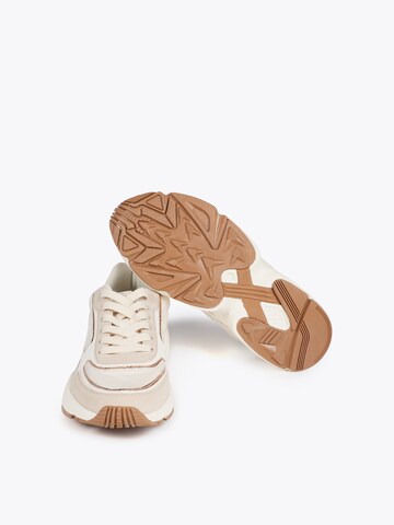 Baskets basses Lola Casademunt en blanc