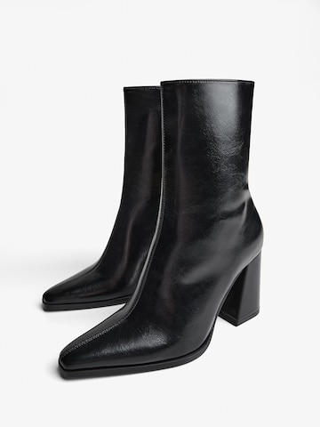 Bershka Botki w kolorze czarny