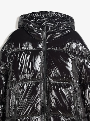 Geacă de iarnă de la Bershka pe negru
