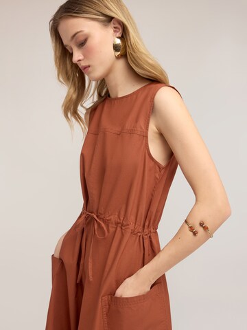 MOTIVI - Vestido en marrón