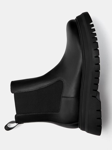 Pull&Bear Chelsea boots in Black