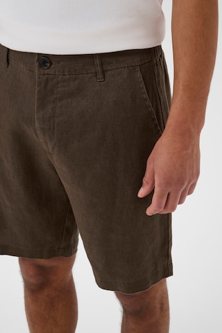 Regular Pantalon chino 'Harlow' Matinique en marron