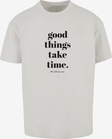 Merchcode Shirt 'Good Things Take Time' in Grau: predná strana