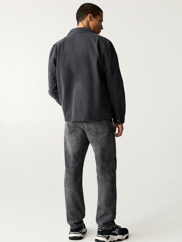 Pull&Bear Loosefit Jeans i grå
