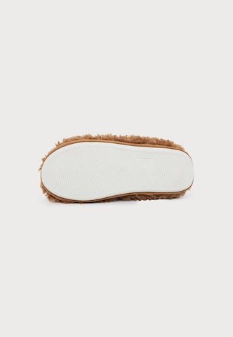 ABOUT YOU - Zapatillas de casa 'Abby' en marrón