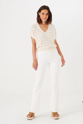 GARCIA Flared Jeans in Weiß: Vorderseite