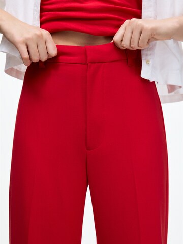 Wide leg Pantaloni cu dungă de la Pull&Bear pe roșu