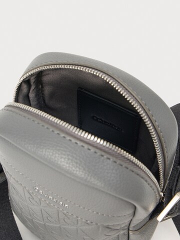 Sac à bandoulière Calvin Klein en gris : derrière