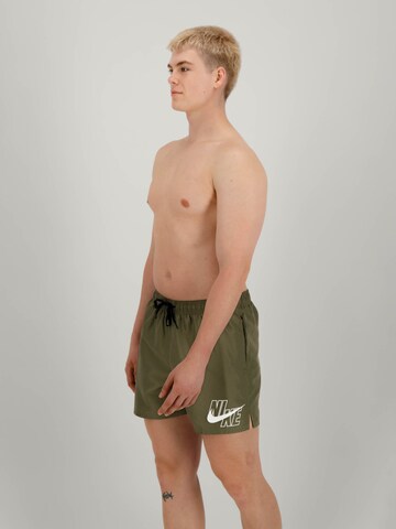 Regular Boardshorts Nike Swim en vert
