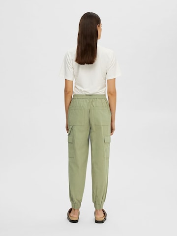 Tapered Pantaloni cu buzunare 'Cille' de la SELECTED FEMME pe verde