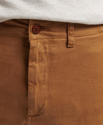 Coupe slim Pantalon chino Superdry en marron