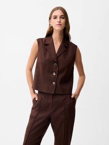 adl Vest in Brown: front