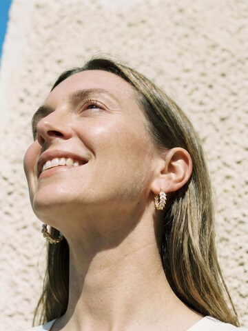 Nemomatheo Earrings 'Athena - Vergoldete Creolen mit Blätterdesign' in Gold