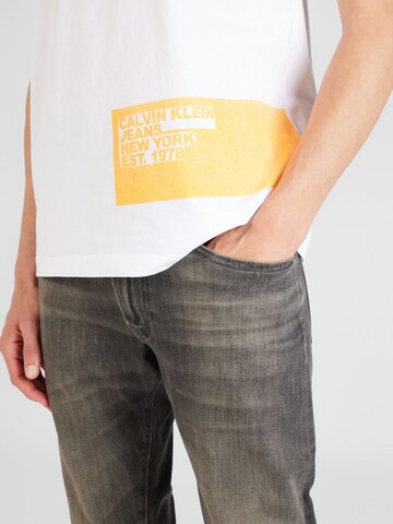 Calvin Klein Jeans T-shirt 'STENCIL' i vit