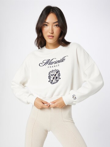 Abercrombie & Fitch Sweatshirt in White: front