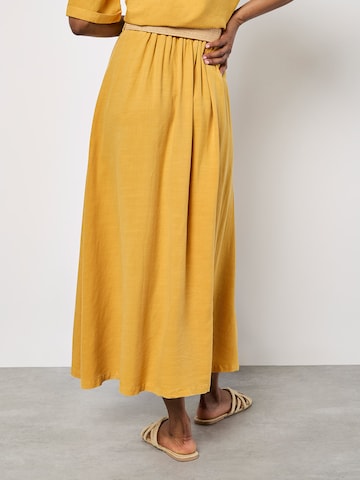 Apricot Rok ' ' in Geel