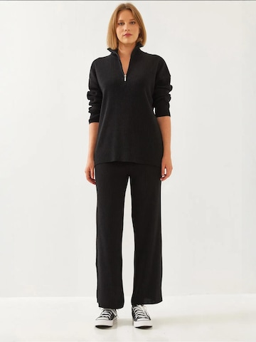 Completo pantalone di Bianco Lucci in nero: frontale