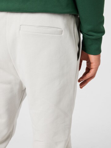 regular Pantaloni di Kosta Williams x About You in grigio