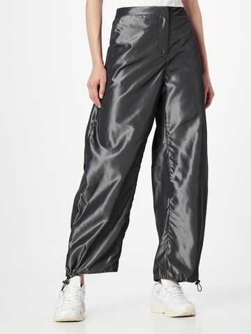 Regular Pantalon 'Juni' WEEKDAY en gris : devant