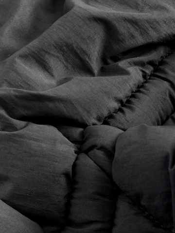 Next Mantel in Schwarz