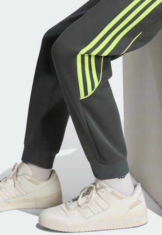 Tapered Pantaloni 'Trefoil' di ADIDAS ORIGINALS in grigio