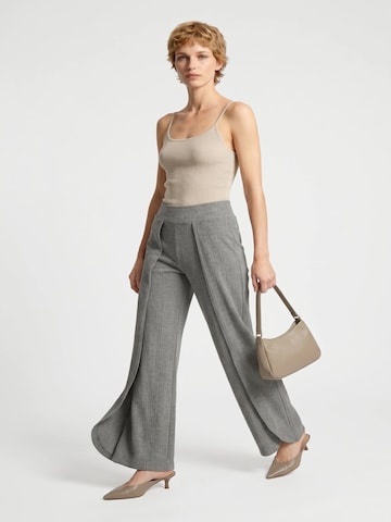 Alexa Dash Loose fit Pants in Grey: front