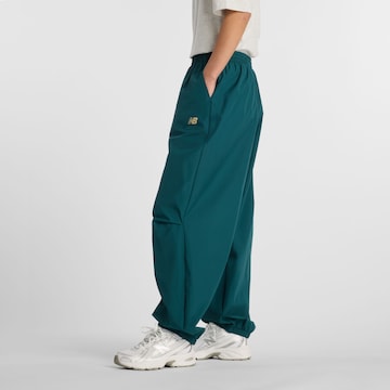 new balance Loosefit 'Trackside Woven Pant'. in Grün