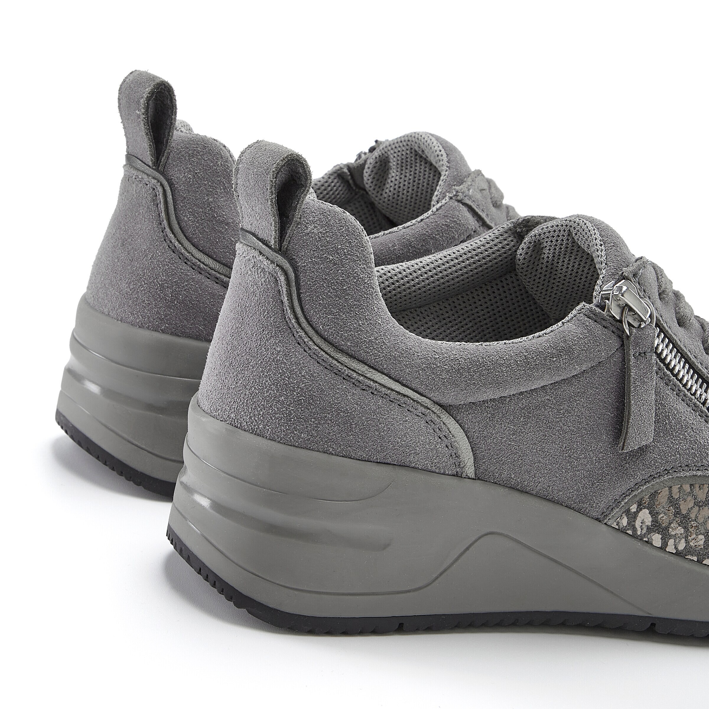 LASCANA Sneaker in Grau