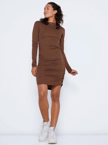Noisy may Dress 'April' in Brown