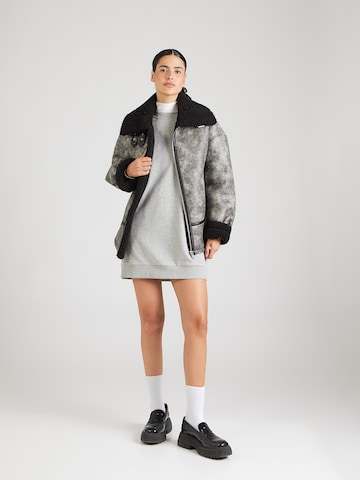 ABOUT YOU Šaty 'Christin' – šedá