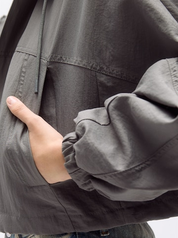 Pull&Bear Prehodna jakna | siva barva