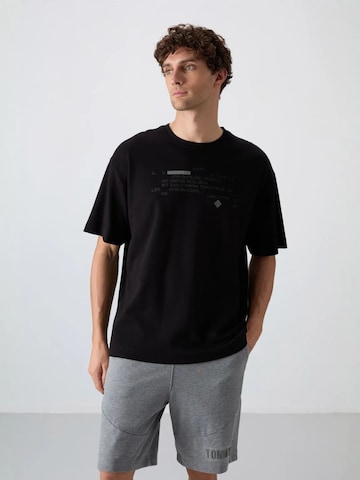 Tommy Life Tričko – černá: přední strana