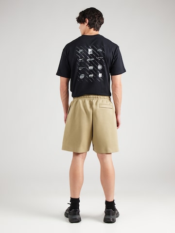 Nike Sportswear Loosefit Shorts 'TCH FLC' in Grün: Rückseite
