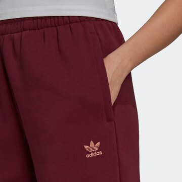 Tapered Pantaloni ' adicolor Essentials Fleece Jogginghose ' di ADIDAS ORIGINALS in rosso