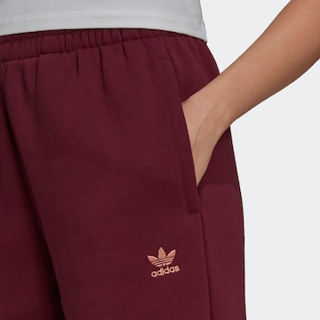 ADIDAS ORIGINALS Zwężany krój Spodnie ' adicolor Essentials Fleece Jogginghose ' w kolorze czerwony