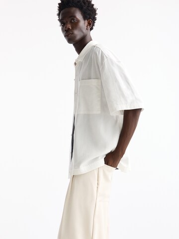 Fit confort Chemise Pull&Bear en blanc