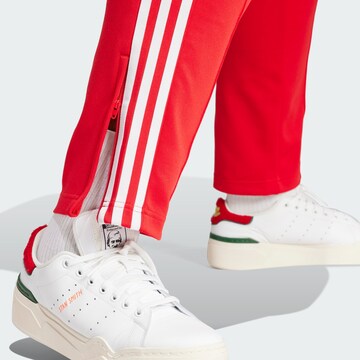 ADIDAS ORIGINALS Úzky strih Nohavice 'Adicolor SST' - Červená