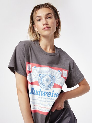 Nasty Gal Тениска 'Budweiser' в сиво