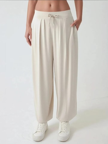 Hiccup Tapered Hose in Weiß: Vorderseite