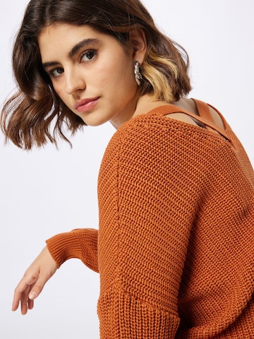 ABOUT YOU Sweter 'Liliana' w kolorze brązowy