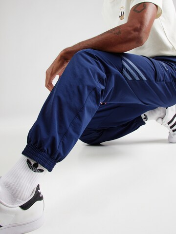 Tapered Pantaloni di ADIDAS ORIGINALS in blu