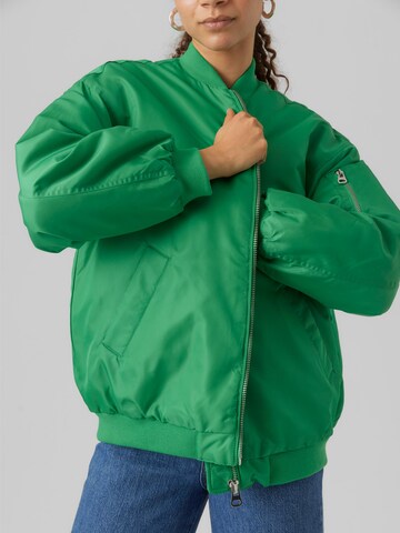 VERO MODA Prehodna jakna 'Amber' | zelena barva