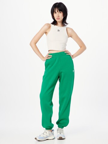 ADIDAS ORIGINALS Zúžený Kalhoty 'Essentials Fleece' – zelená