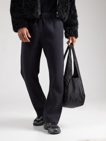 Abercrombie & FitchLoosefit Hlače - crna boja: prednji dio